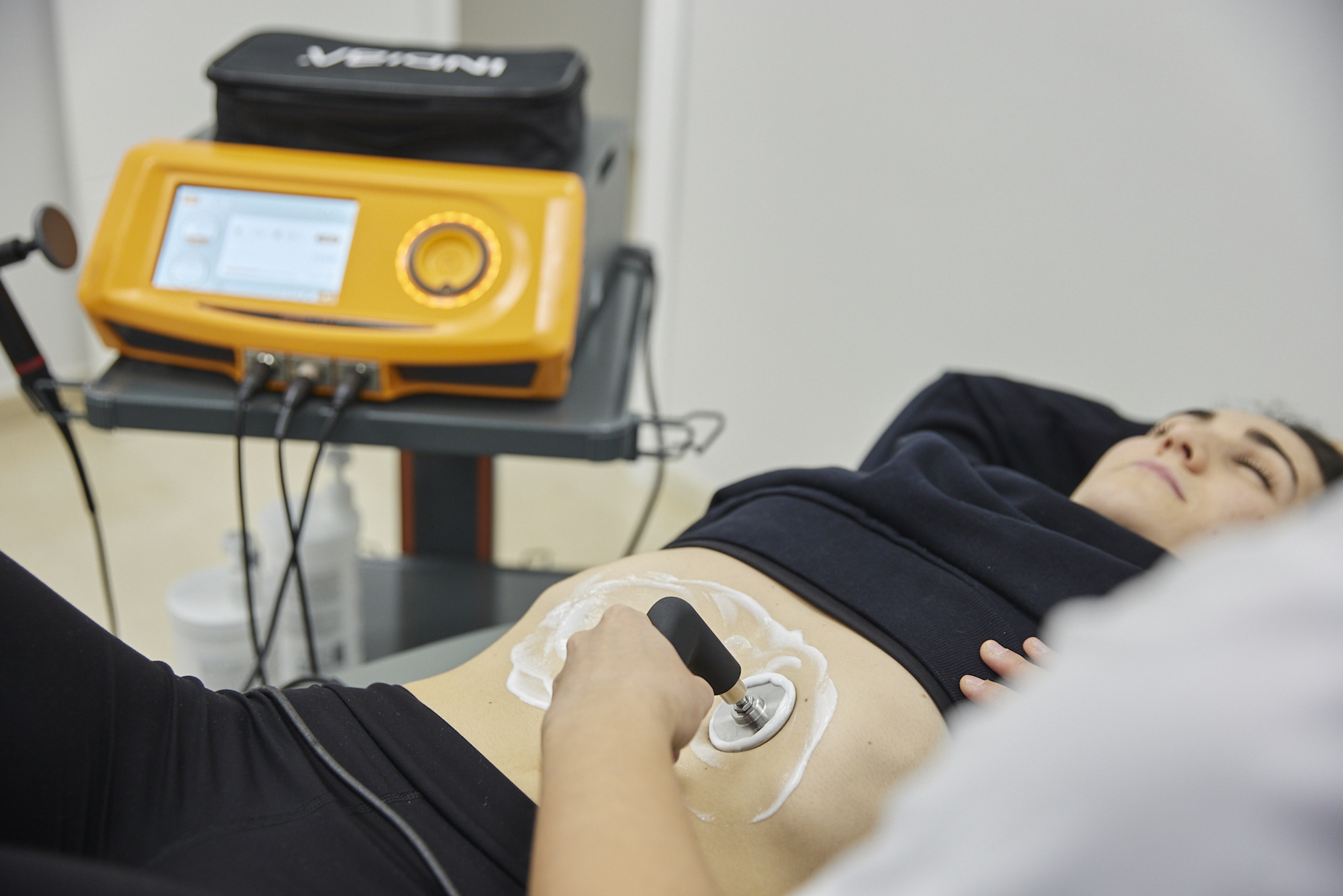 Suelo Pélvico en Clínica Marín Cheste: experta en PT y fisioterapia de suelo pélvico realizando tratamiento de radiofrecuencia abdominal en Cheste