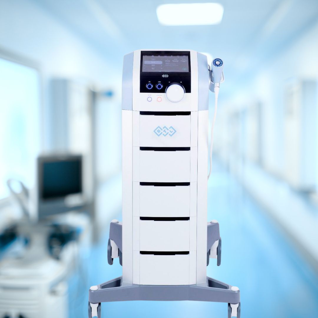 Equipo médico para tratamiento de ondas de choque en fisioterapia.